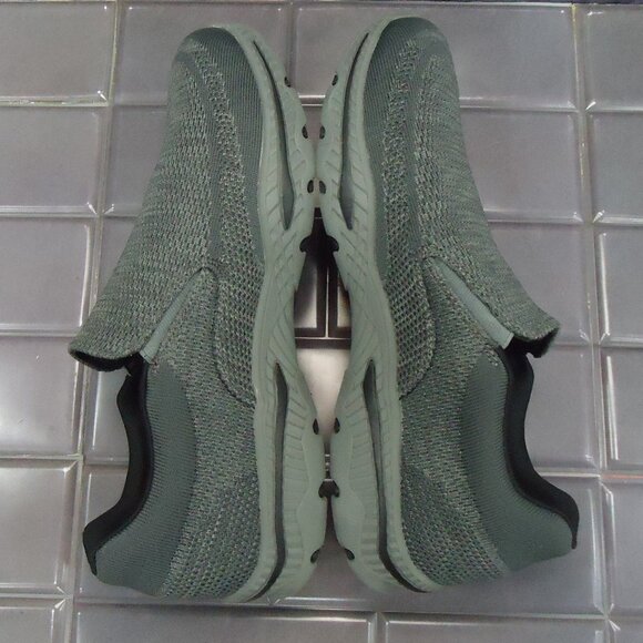 SIZE 10.5. Skechers Relaxed Fit Air- Cooled sneakers. - Picture 10 of 16